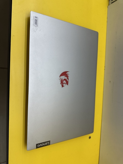 Imagine Lenovo 81 NC Ryzen 5 8 GB SSD 256 GB