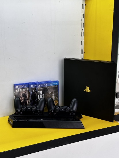 Imagine Consola PlayStation 4 PRO 1TB +2 Controllere +3Jocuri