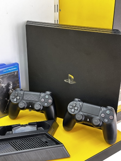 Imagine Consola PlayStation 4 PRO 1TB +2 Controllere +3Jocuri