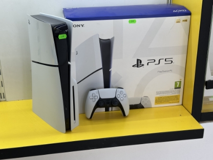 Imagine Consola PlayStation 5  Disk Edition 1 Controller