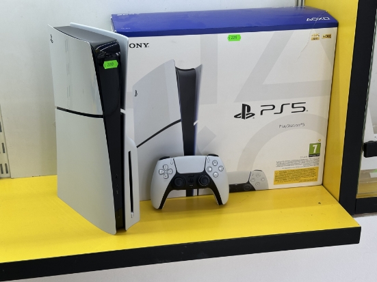 Imagine Consola PlayStation 5  Disk Edition 1 Controller
