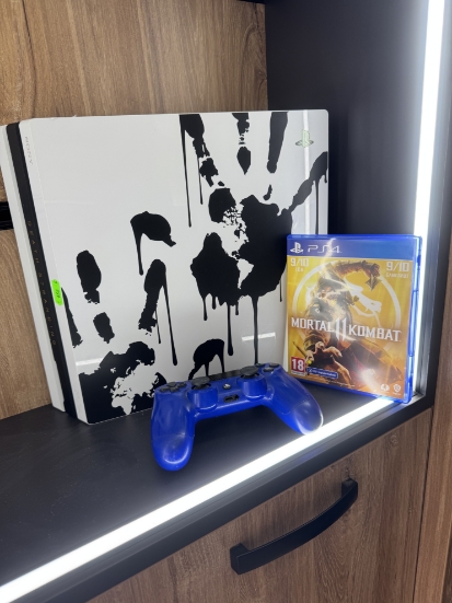 Imagine Consola PlayStation 4 PRO 1TB +1 Controller + 1 Joc