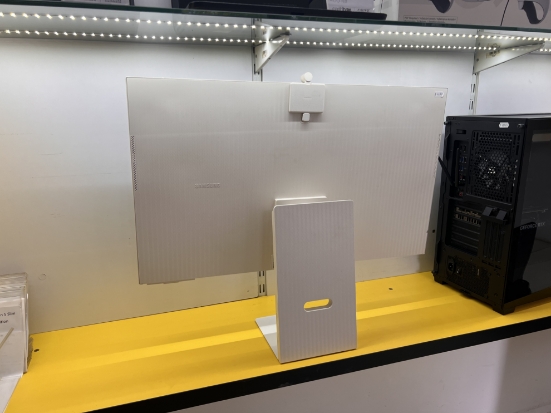 Imagine Monitor Samsung  M8 Smart Led M8 32Inch 4K 60Hz