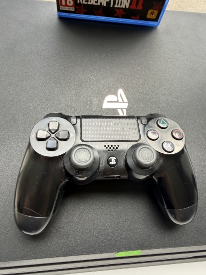Imagine Consola PlayStation 4 PRO 1TB +1 Controller